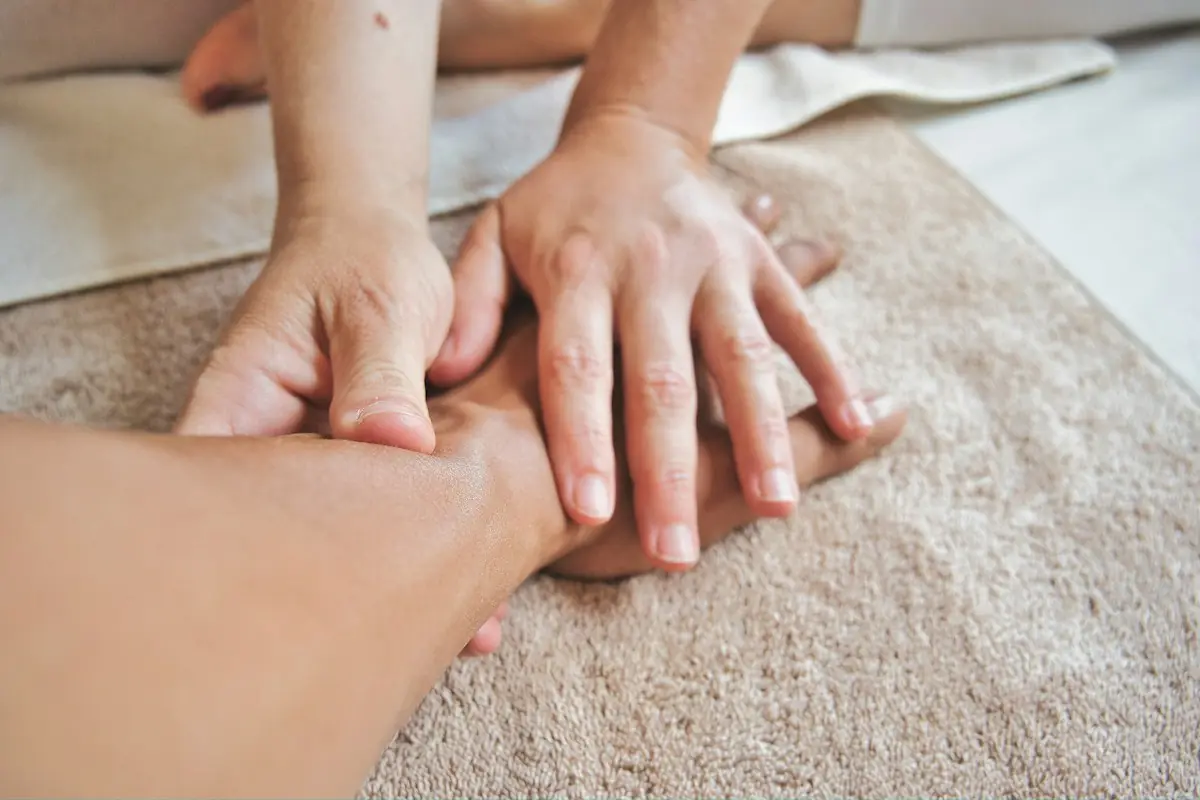 손을 마사지하며 움직임을 살피는 모습(자료 사진)