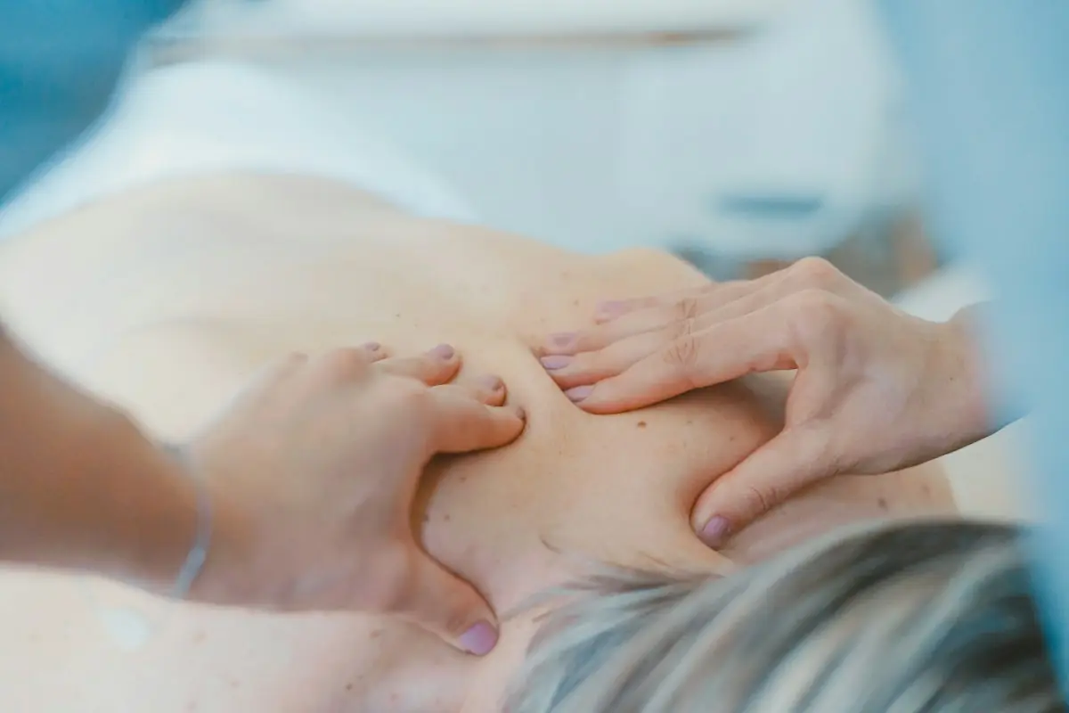치료사가 손으로 등 근육을 다루는 모습(자료 사진)
