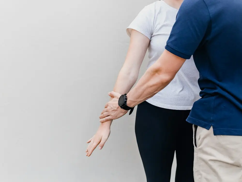 치료사가 환자의 팔 자세를 잡아 주는 모습(자료 사진)