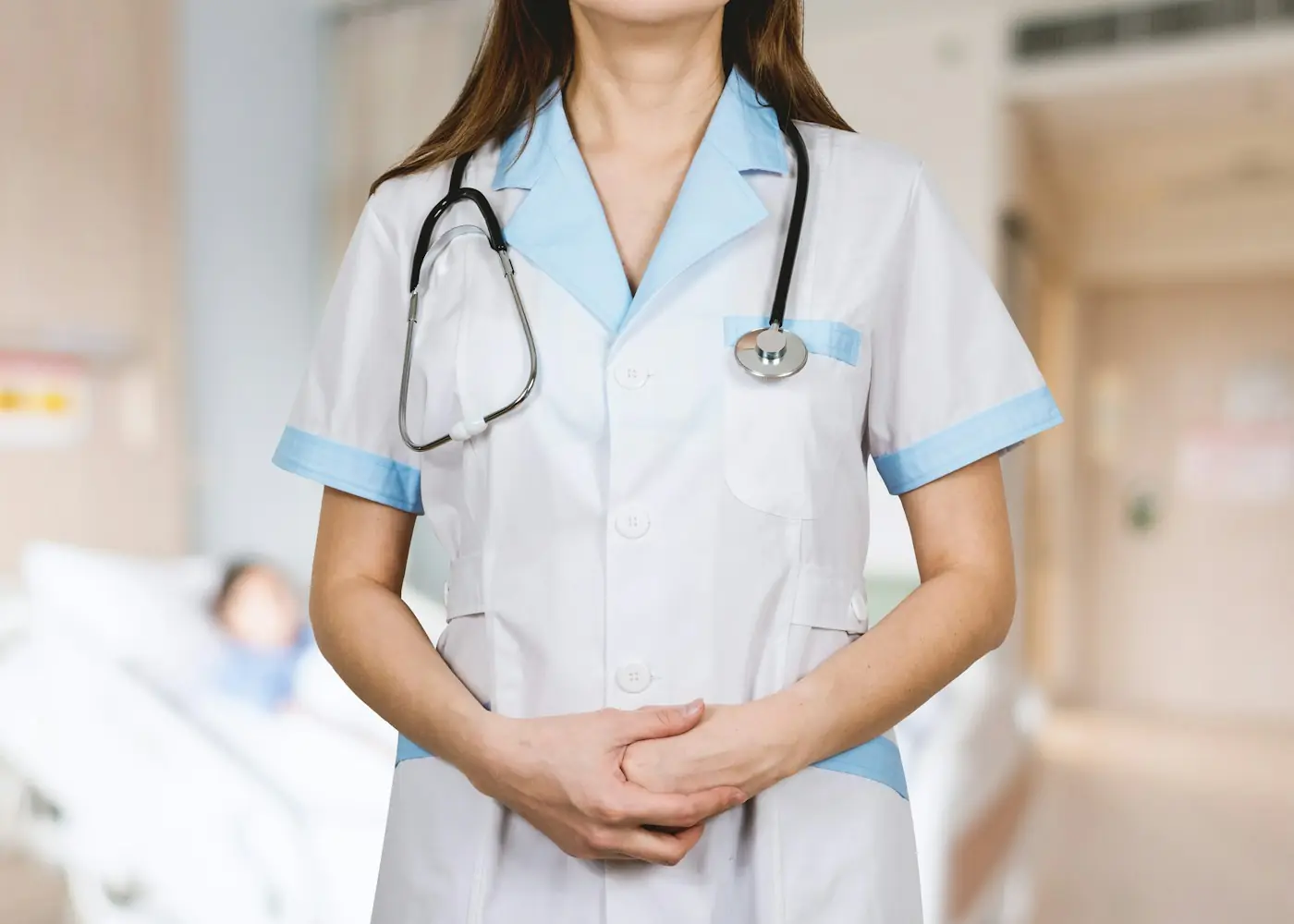 입원 병동의 간호사와 침상의 환자(연출된 자료 사진)