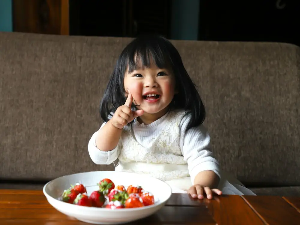 딸기 그릇 앞에서 웃는 아이(자료 사진)